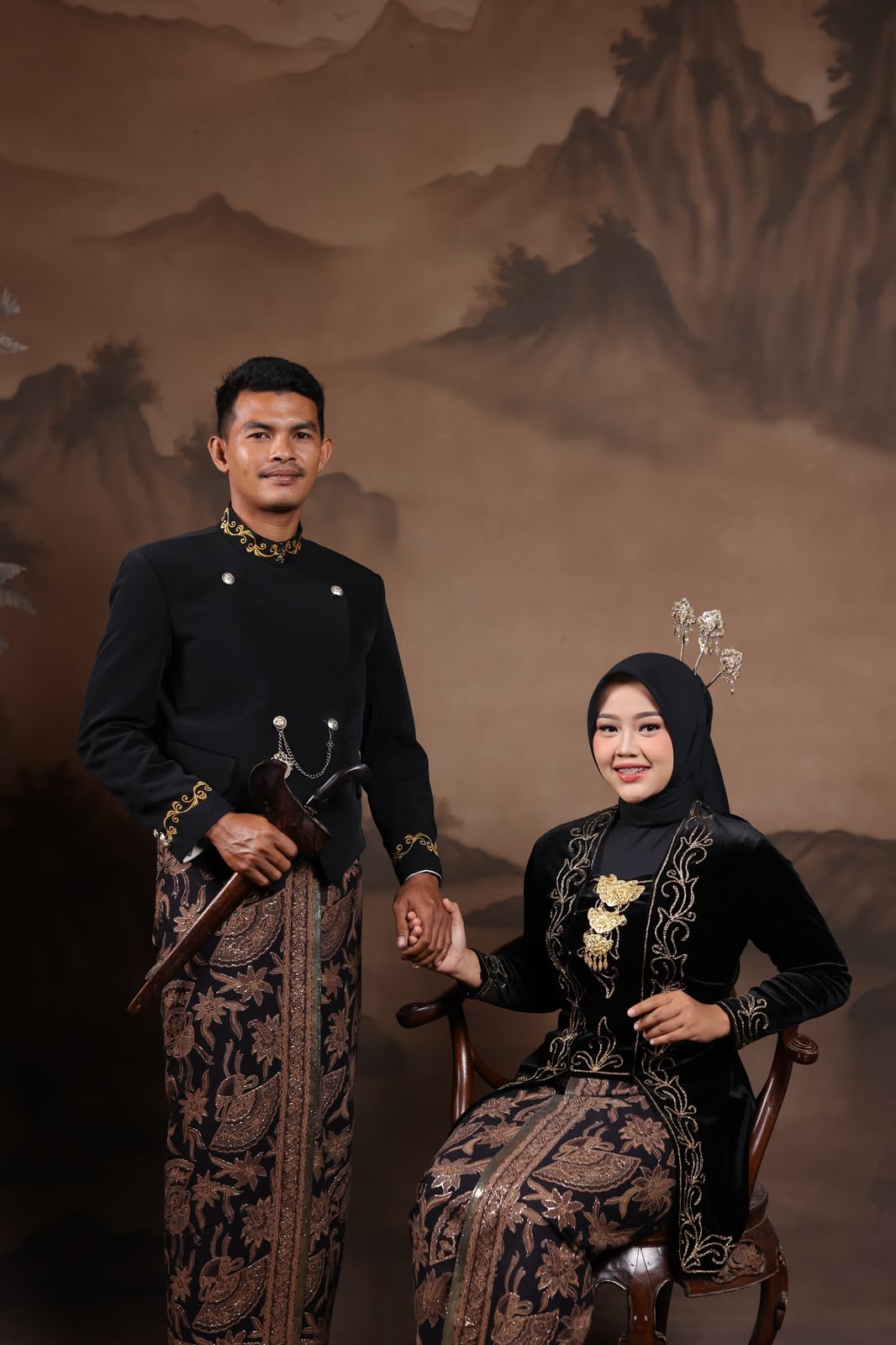 Gita dan Irwanto bergandengan tangan
